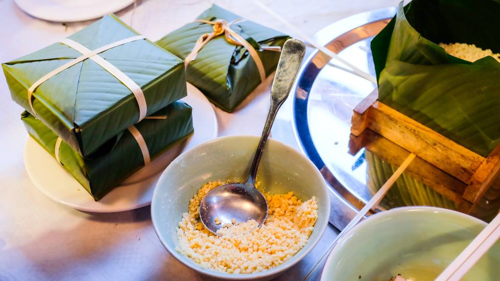 Návštěvníci mohli vidět, jak se vyrábí tradiční lunární slaný koláč bánh chưng, foto: Jana Černá